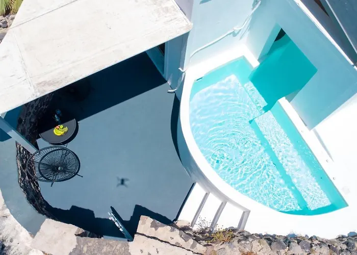 Hotel with view: White Cave Villas